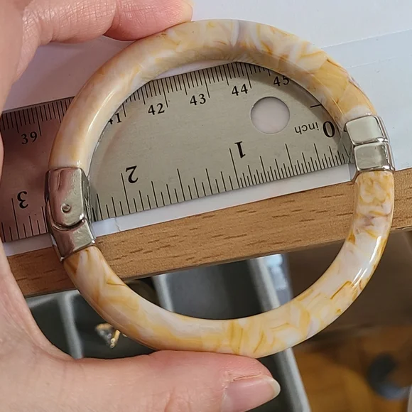 Vintage Boho Cream Chunky Resin Acrylic Hinged Silver Tone Bangle Bracelet - Picture 13 of 13